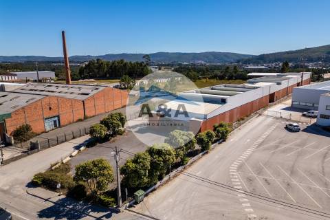 Armazém Industrial com parqueamento e Visibilidade