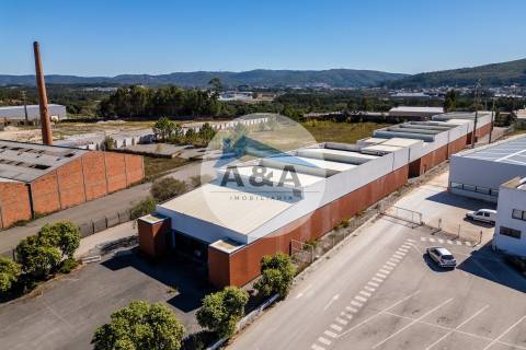 Armazém Industrial com parqueamento e Visibilidade