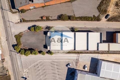 Armazém Industrial com parqueamento e Visibilidade