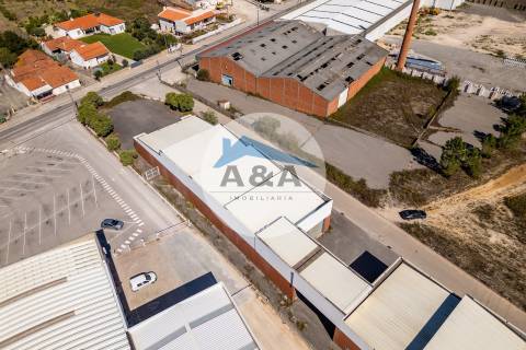 Armazém Industrial com parqueamento e Visibilidade