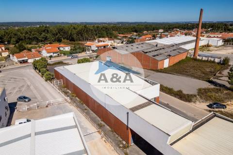 Armazém Industrial com parqueamento e Visibilidade