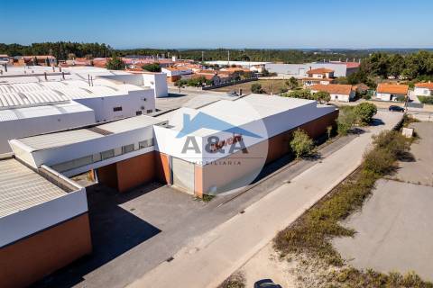 Armazém Industrial com parqueamento e Visibilidade