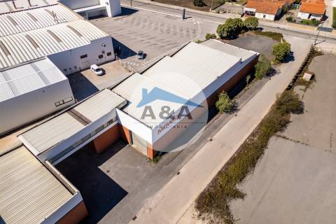 Armazém Industrial com parqueamento e Visibilidade