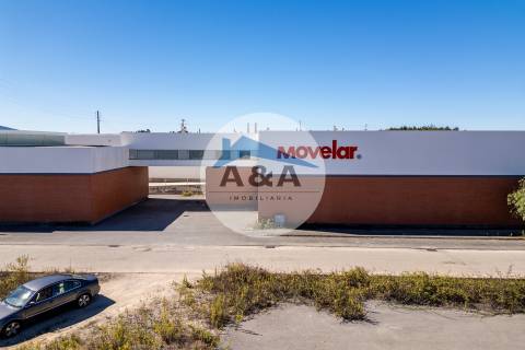 Armazém Industrial com parqueamento e Visibilidade