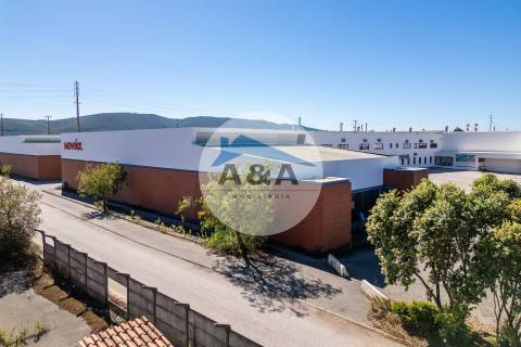 Armazém Industrial com parqueamento e Visibilidade