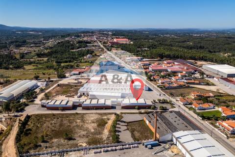 Armazém Industrial com parqueamento e Visibilidade