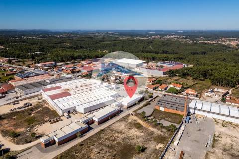 Armazém Industrial com parqueamento e Visibilidade