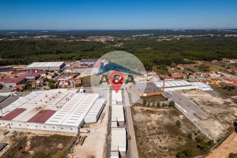 Armazém Industrial com parqueamento e Visibilidade