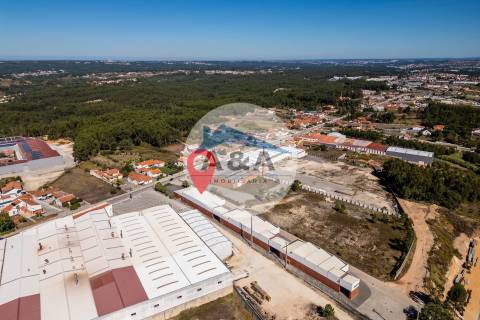 Armazém Industrial com parqueamento e Visibilidade