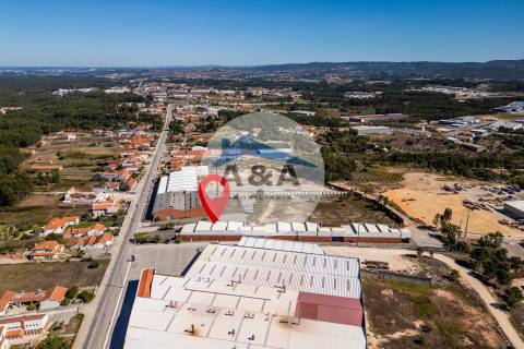 Armazém Industrial com parqueamento e Visibilidade