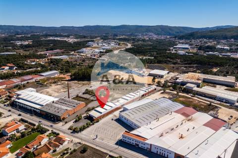 Armazém Industrial com parqueamento e Visibilidade