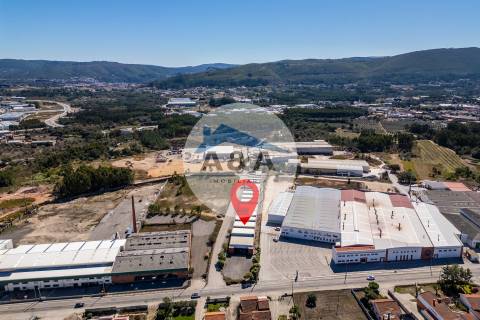 Armazém Industrial com parqueamento e Visibilidade