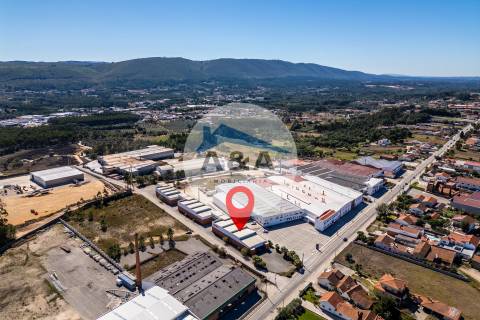 Armazém Industrial com parqueamento e Visibilidade