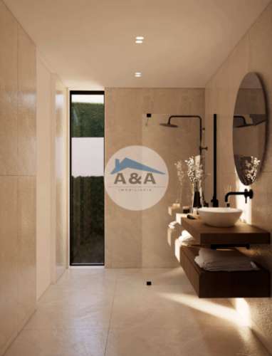 MORADIA T3 COM PISCINA, VISTA ÚNICA PARA O MAR