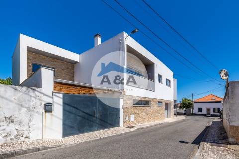 Moradia T3 Como Nova no Centro de Pataias