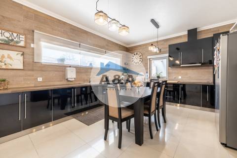 Moradia T3 Como Nova no Centro de Pataias