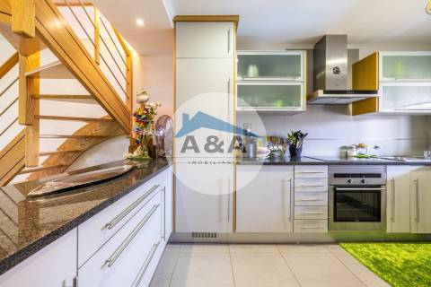 Apartamento T4 Duplex com Vista Mar a 50 metros da Praia – Pedra do Ouro