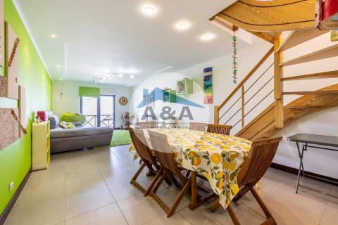 Apartamento T4 Duplex com Vista Mar a 50 metros da Praia – Pedra do Ouro