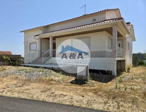 Moradia T3 com 2700m² de terreno – Potencial e Localização Privilegiada