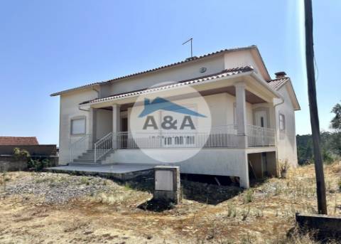 Moradia T3 com 2700m² de terreno – Potencial e Localização Privilegiada