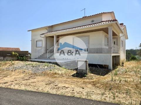 Moradia T3 com 2700m² de terreno – Potencial e Localização Privilegiada