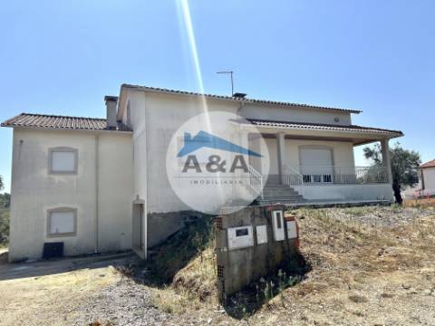 Moradia T3 com 2700m² de terreno – Potencial e Localização Privilegiada