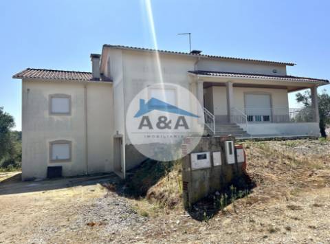 Moradia T3 com 2700m² de terreno – Potencial e Localização Privilegiada