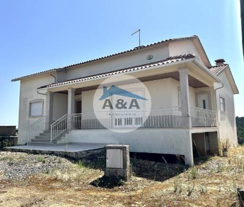 Moradia T3 com 2700m² de terreno – Potencial e Localização Privilegiada