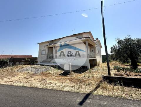 Moradia T3 com 2700m² de terreno – Potencial e Localização Privilegiada