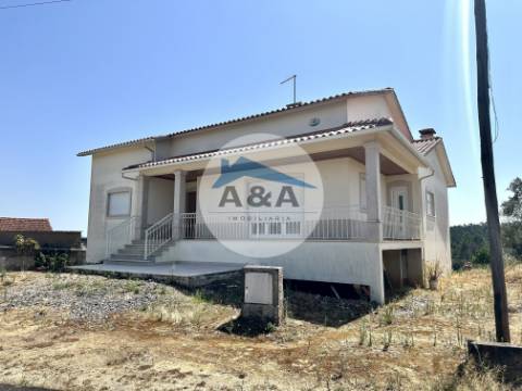 Moradia T3 com 2700m² de terreno – Potencial e Localização Privilegiada