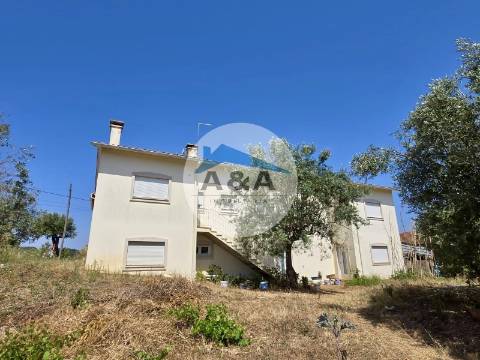 Moradia T3 com 2700m² de terreno – Potencial e Localização Privilegiada