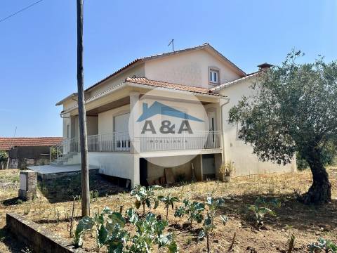 Moradia T3 com 2700m² de terreno – Potencial e Localização Privilegiada