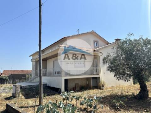 Moradia T3 com 2700m² de terreno – Potencial e Localização Privilegiada