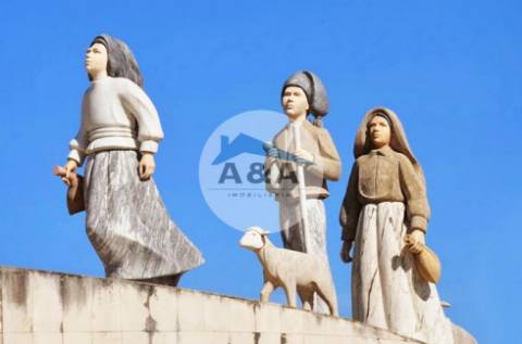 Moradia T3 com 2700m² de terreno – Potencial e Localização Privilegiada