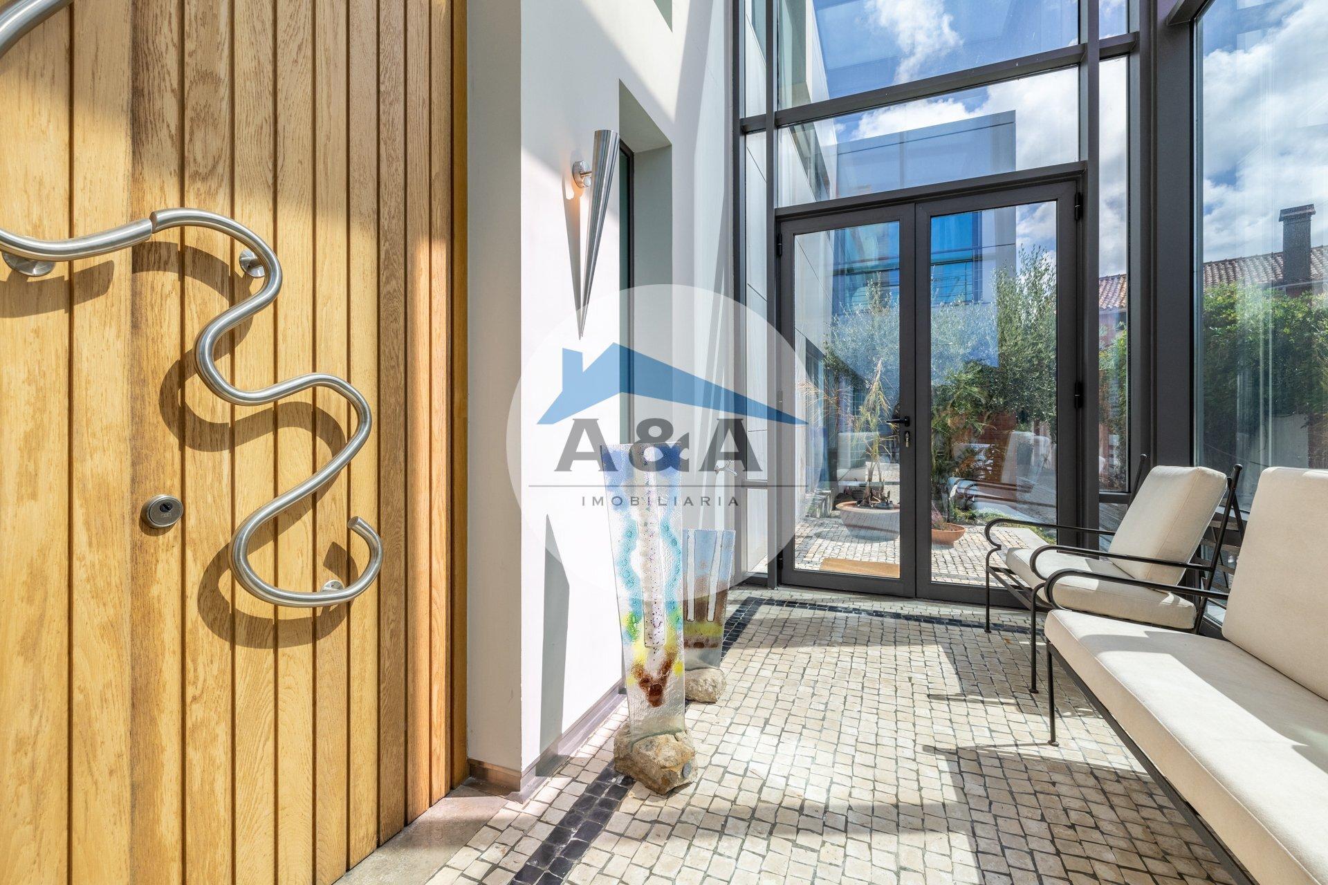 Exclusiva Propriedade de Luxo com Áreas Generosas e Próxima das Praias