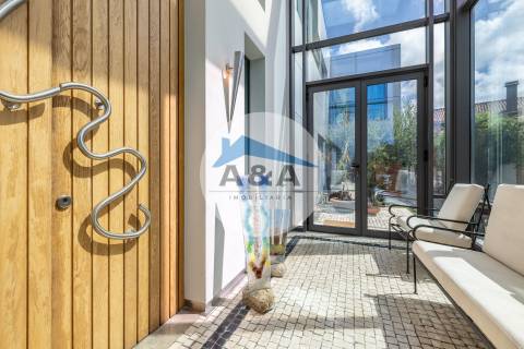 Exclusiva Propriedade de Luxo com Áreas Generosas e Próxima das Praias