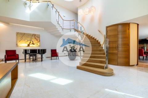 Exclusiva Propriedade de Luxo com Áreas Generosas e Próxima das Praias