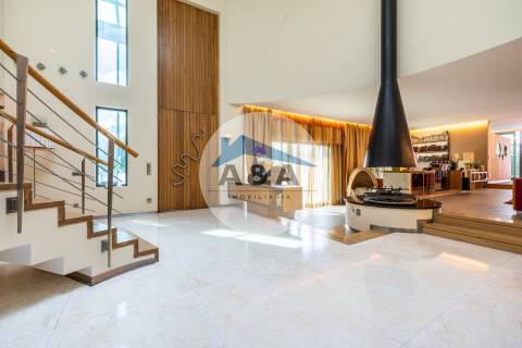 Exclusiva Propriedade de Luxo com Áreas Generosas e Próxima das Praias