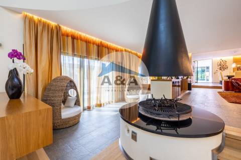 Exclusiva Propriedade de Luxo com Áreas Generosas e Próxima das Praias