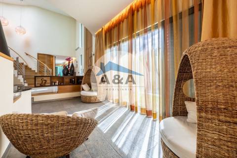 Exclusiva Propriedade de Luxo com Áreas Generosas e Próxima das Praias