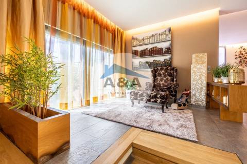 Exclusiva Propriedade de Luxo com Áreas Generosas e Próxima das Praias