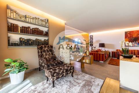 Exclusiva Propriedade de Luxo com Áreas Generosas e Próxima das Praias