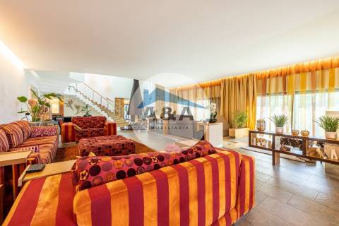 Exclusiva Propriedade de Luxo com Áreas Generosas e Próxima das Praias