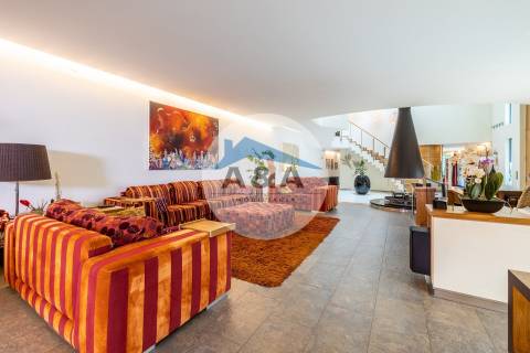 Exclusiva Propriedade de Luxo com Áreas Generosas e Próxima das Praias