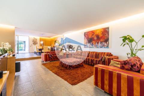 Exclusiva Propriedade de Luxo com Áreas Generosas e Próxima das Praias