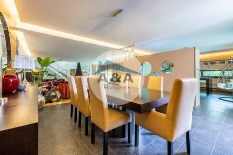 Exclusiva Propriedade de Luxo com Áreas Generosas e Próxima das Praias