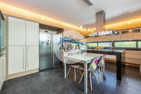 Exclusiva Propriedade de Luxo com Áreas Generosas e Próxima das Praias