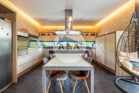 Exclusiva Propriedade de Luxo com Áreas Generosas e Próxima das Praias