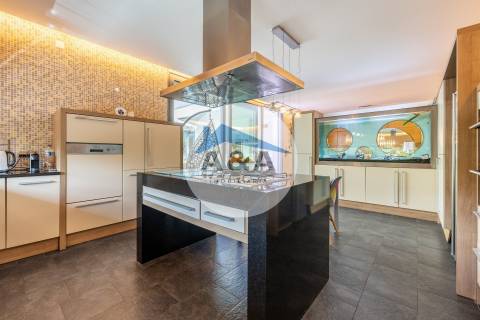 Exclusiva Propriedade de Luxo com Áreas Generosas e Próxima das Praias