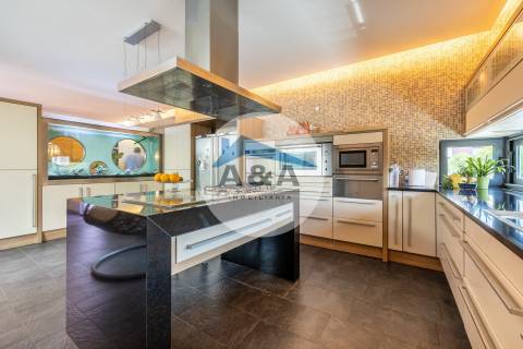 Exclusiva Propriedade de Luxo com Áreas Generosas e Próxima das Praias